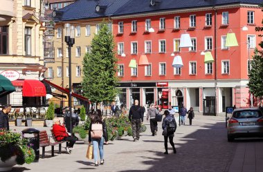 Sodertalje, İsveç - 3 Eylül 2021: Sodertalje şehir merkezindeki Jarnagatan yaya yolu manzarası.
