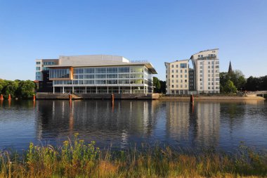 Karlstad, İsveç - 16 Temmuz 2021: Klaralven nehri Karlstad CCC, konferans, kültür ve kongre merkezi önünde.