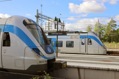 Sodertalje, İsveç - 3 Eylül 2021: Sodertalje hamnn tren istasyonundaki büyük Stockholm bölgesinde hizmet veren iki sınıf X60 banliyö treni.