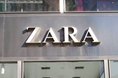 Stockholm, İsveç - 19 Nisan 2022 Stureplan Meydanı 'ndaki moda mağazası Zara logotype' a yakın çekim.