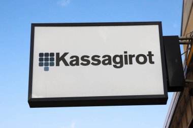 Karlstad, İsveç - 24 Nisan 2022: Kassagirot tabelasına yakın çekim