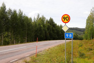 Ana yol 98, hız limiti 90 km / h..