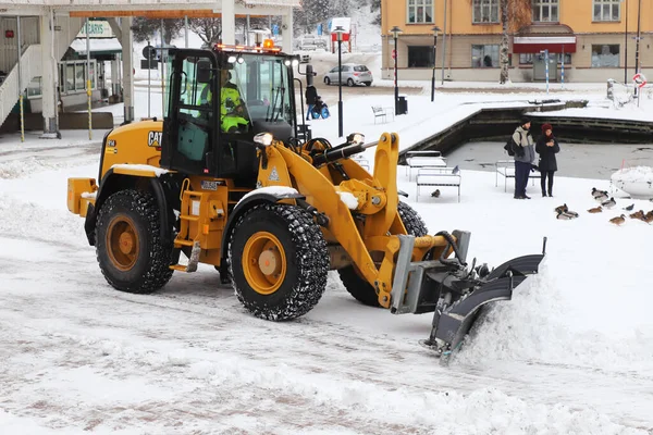 スウェーデンのSodertalje 2022年1月8日 雪のプラウを持つ黄色のホイールローダーは マレン広場で雪を耕す — ストック写真