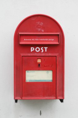 Kopenhag, Danimarka - 14 Haziran 2022: Postnord tarafından işletilen kırmızı klasik Danimarka posta kutusu.