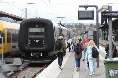 Helsingor, Danimarka - 14 Haziran 2022: Helsingor İstasyonu 'ndaki Kopenhag Merkez İstasyonu' na giden 2 numaralı perondan trene binen insanlar.