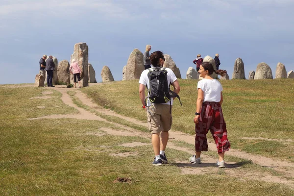 Kaseberga Suède Juin 2022 Couple Parcourt Sentier Pédestre Jusqu Monument — Photo