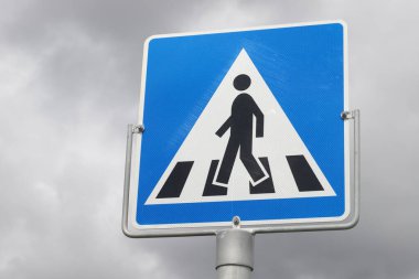Clody Sky 'a karşı Norveçli yaya geçidinin alçak açılı görüntüsü.