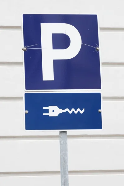 デンマークでの電気自動車充電のための駐車場 — ストック写真