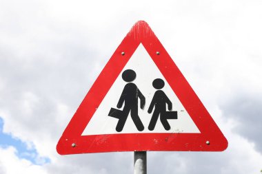 Çocuklar yol iz sakının.