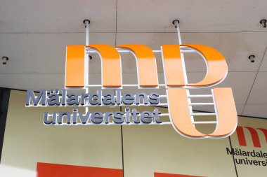 Eskilstuna, İsveç - 22 Haziran 2022: Kampüs binasındaki Malaradalen Üniversitesi Sig 'in yakın görüntüsü.