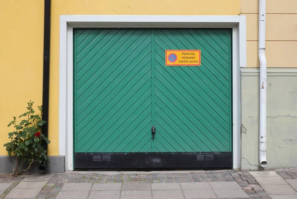 Grünes Geschlossenes Garagentor Mit Einem Schild Schwedischer Sprache Das Das — Stockfoto