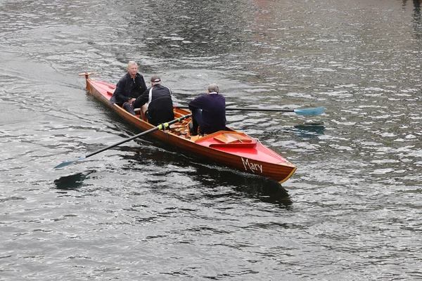 Copenhague Dinamarca Junio 2022 Tres Hombres Bote Remos Utilizando Canal — Foto de Stock