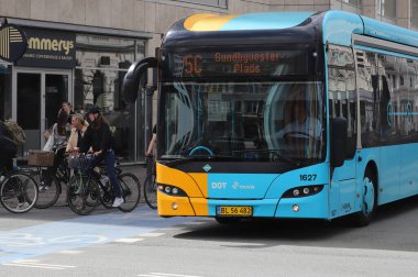 Kopenhag, Danimarka - 14 Haziran 2022: Norreport Meydanı yakınlarındaki 5C hattında toplu taşıma otobüsü.