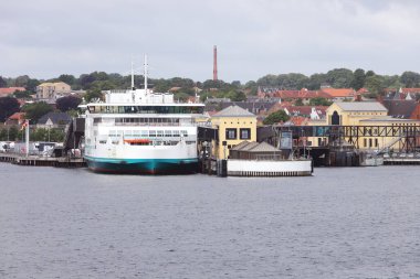 Helsingor, Danimarka - 14 Haziran 2022: Helsingor 'da feribot iskelesi İsveç' teki Helsingborg 'a uluslararası otomobil feribot rotasını işletiyor.. 