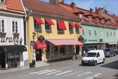 Granna, İsveç - 13 Haziran 2022: Granna şehir merkezindeki Brahegatan caddesinin görüntüsü.