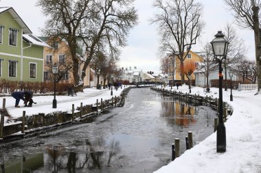 Trosa, İsveç - 9 Ocak 2022: View of the winding trosa river through the town.