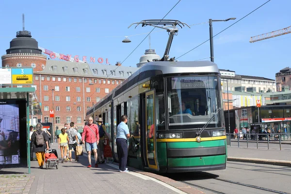 Helsinki Finlandiya Ağustos 2022 Hattaki Tramvay Hakaniemi Durağındaki Insanlar — Stok fotoğraf