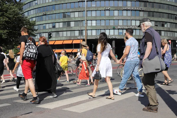 Helsinki Finnland August 2022 Fußgänger Auf Einem Zebrastreifen Hakaniemi Platz — Stockfoto