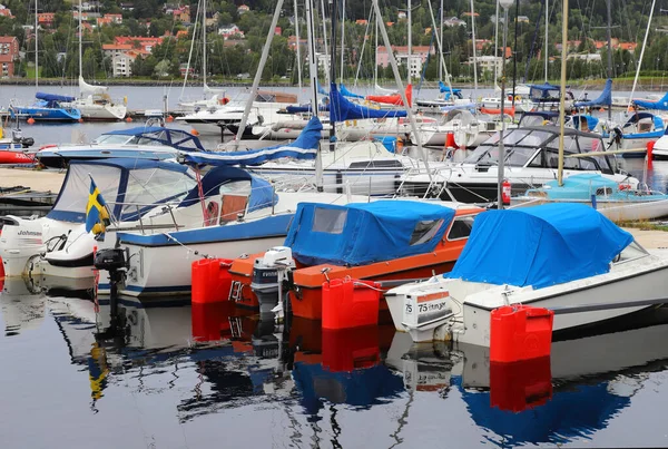 2022年9月1日 瑞典奥斯特松德 停靠在城市港口的游艇 背景是冰雪岛 — 图库照片