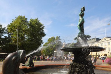 Helsinki, Finlandiya - 20 Ağustos 2022: Havis Amanda çeşmesi ve heykeli Ville Vallgren 1855-1940