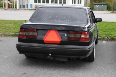 Arvidsjaur, İsveç - 31 Ağustos 2022: Arvidsjaur, İsveç SMV tabelasına sahip bir Volvo 740 aracından dönüştürülmüş park edilmiş gübre böceği traktörü.