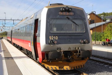 Storlien, İsveç - 1 Eylül 2022: SJ Nord sınıfı 92 dizel birden fazla birim Trondheim 'a gidecek zamanı bekliyor.