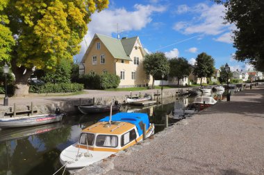 Trosa, İsveç - 18 Eylül 2022: Nehirde demirli zevk teknelerinin görüntüsü.