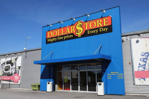 Nykvarn, İsveç - 7 Eylül 2022: Dollarstore 'a Giriş.