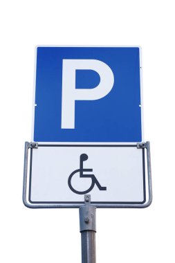 Beyaz arkaplanda sadece engelli park yolu işareti izole edildi.
