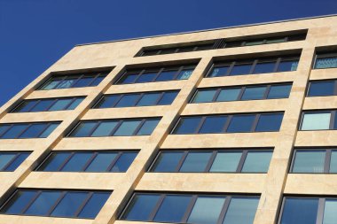 Düşük açılı pencereli bir ofis binasının ayrıntılı görünümü.