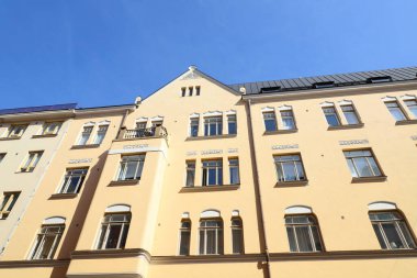 Çok katlı binaların düşük açılı görüntüsü.