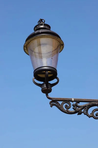 Vista Cerca Una Linterna Eléctrica Anticuada Contra Cielo Azul Claro —  Fotos de Stock