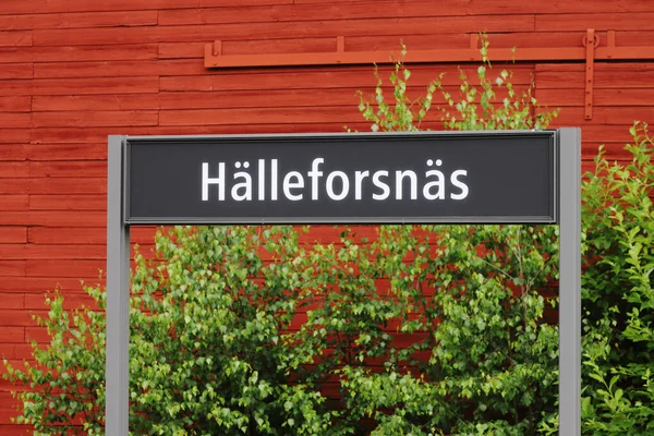 Vista Vicino Del Cartello Della Stazione Ferroviaria Del Villaggio Hallaforsnas — Foto Stock