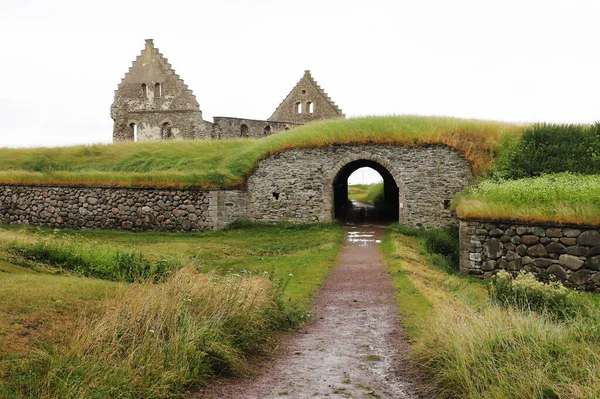 Visingsborg şatosunun kalıntıları Visingso Adası 'nda bulunmaktadır..