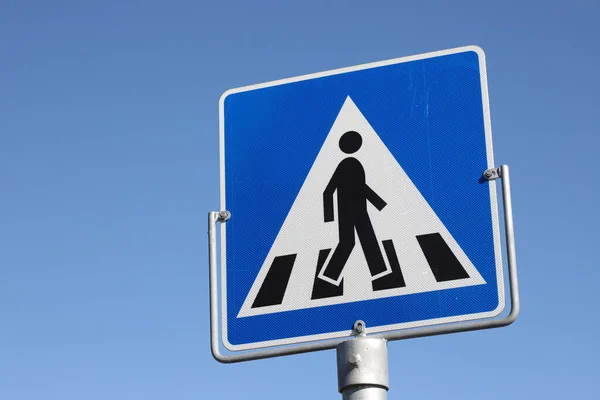 Sinal Estrada Pedestre Crosswalk Contra Céu Azul — Fotografia de Stock