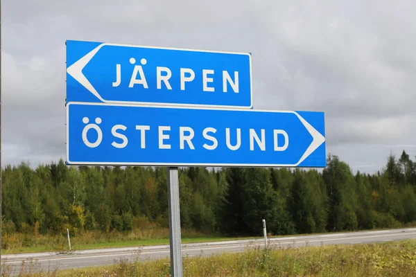 Wegwijzer Met Richtingbord Naar Twee Zweedse Steden Jarpen Ostersund — Stockfoto