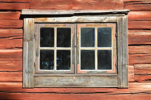 一间1770年代的旧木制农舍的窗玻璃近景 — 图库照片