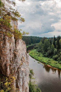 Sverdlovsk bölgesi. Sloboda. Chusovaya Nehri 'ndeki kayalar