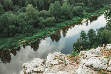 Sverdlovsk bölgesi. Sloboda. Chusovaya Nehri 'ndeki kayalar