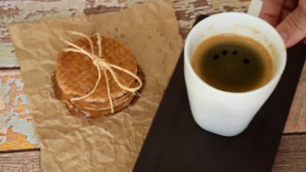 Bir Fincan Kahve Dolduruluyor Bir Stroopwafel Tepeye Yerleştirildikten Sonra Yakınlaştır — Stok video