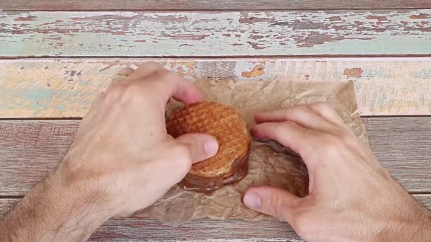 Man Taking Stroopwafel Splitting Showing Melted Glucose Syrup_Zoom Slow Motion — Stock Video