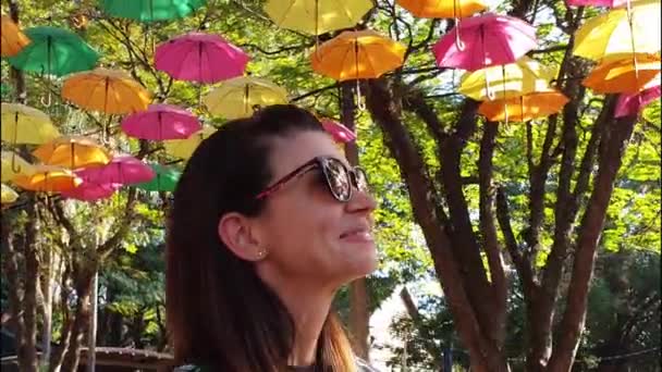 Femme Brésilienne Ans Marchant Dans Rue Avec Plusieurs Vêtements Pluie — Video