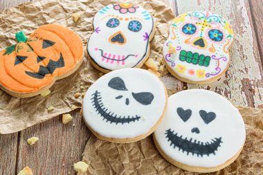 Cadılar Bayramı temalı tereyağlı kurabiyeler kırıntıların yanında.