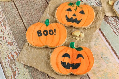 Kahverengi kağıtta kabak şeklinde tereyağlı kurabiyeler..