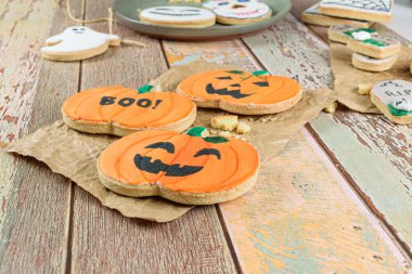 Kahverengi kağıt üzerinde kabak şeklinde tereyağlı kurabiyeler (yan görünüm)).