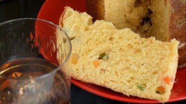 Panettone dilimlerini dumanın altında, viski bardağının yanında yakın çekim yap ve zum yap..