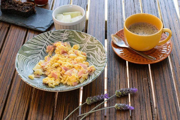 Desayuno Huevos Con Jamón Taza Café Porción Melón Pastel Galletas — Foto de Stock