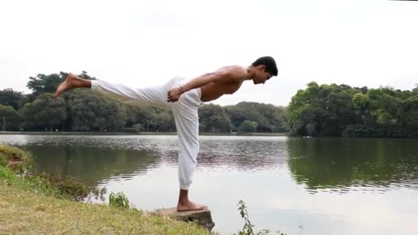 Brasilianischer Junger Mann Praktiziert Yogapositionen Balancieren Auf Einem Bein Einem — Stockvideo