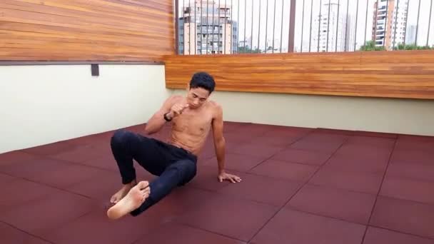 没有衬衫和黑色裤子的巴西年轻人 正在做各种全身锻炼 — 图库视频影像