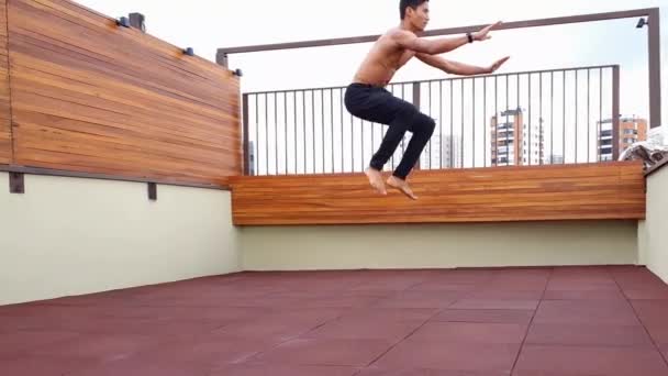 若いブラジル人の軽率なジャンプやプッシュアップ運動セットを行う — ストック動画